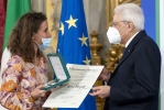 Il Presidente Sergio Mattarella consegna l'onorificenza OMRI  “motu proprio” a Anna Fiscale
