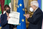 Il Presidente Sergio Mattarella consegna l'onorificenza OMRI  “motu proprio” a Vittoria Ferdinandi
