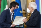 Il Presidente Sergio Mattarella consegna l'onorificenza OMRI  “motu proprio” a Stefano Caccavari