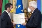 Il Presidente Sergio Mattarella consegna l'onorificenza OMRI  “motu proprio” a Giandonato Salvia