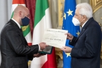 Il Presidente Sergio Mattarella consegna l'onorificenza OMRI  “motu proprio” a Ciro Corona
