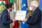 Il Presidente Sergio Mattarella consegna l'onorificenza OMRI  “motu proprio” a Enrico Parisi