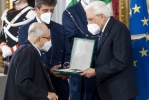 Il Presidente Sergio Mattarella consegna l'onorificenza OMRI  “motu proprio” a Enrico Capo