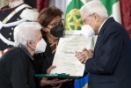 Il Presidente Sergio Mattarella consegna l'onorificenza OMRI  “motu proprio” a Carolina Benetti