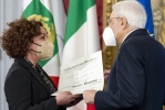 Il Presidente Sergio Mattarella consegna l'onorificenza OMRI  “motu proprio” a Angela Buanne
