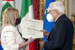 Il Presidente Sergio Mattarella consegna l'onorificenza OMRI  “motu proprio” a Michela Piccione
