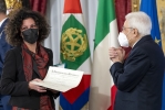 Il Presidente Sergio Mattarella consegna l'onorificenza OMRI  “motu proprio” a Maria Tarì