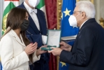 Il Presidente Sergio Mattarella consegna l'onorificenza OMRI  “motu proprio” a Cristina Zambonini