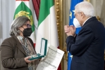 Il Presidente Sergio Mattarella consegna l'onorificenza OMRI  “motu proprio” a Nicoletta Cosentino