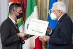 Il Presidente Sergio Mattarella consegna l'onorificenza OMRI  “motu proprio” a Raffaele Capperi