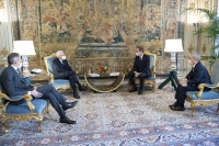 Il Presidente Mattarella con Giovanni Gorno Tempini e con Dario Scannapieco 
