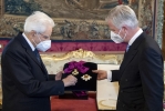 Il Presidente Sergio Mattarella e S.M. il Re Filippo dei Belgi durante lo scambio delle onorificenze