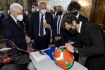Il Presidente Sergio Mattarella riceve un casco con le firme di Valentino Rossi, Francesco Bagnaia e Antonio Cairoli