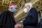 Il Presidente Sergio Mattarella con S.E. Rev.ma Mons. Emil Paul Tscherrig, Decano del Corpo Diplomatico-Nunzio Apostolico, al termine della cerimonia per lo scambio degli auguri di fine anno con il Corpo Diplomatico