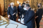Il Presidente Sergio Mattarella consegna l’onorificenza di Gran Croce d’Onore dell’Ordine della Stella d’Italia alla memoria dell’Ambasciatore Luca Attanasio