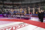 Il Presidente della Repubblica Sergio Mattarella consegna il trofeo alla capitana della squadra vincitrice della Coppa Italia di pallavolo femminile 
