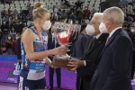 Il Presidente della Repubblica Sergio Mattarella consegna il trofeo alla capitana della squadra vincitrice della Coppa Italia di pallavolo femminile 