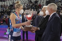 Il Presidente della Repubblica Sergio Mattarella consegna il trofeo alla capitana della squadra vincitrice della Coppa Italia di pallavolo femminile 