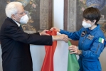 Il Presidente Sergio Mattarella consegna il Tricolore a Samantha Cristoforetti, in partenza per la Stazione Spaziale Internazionale 