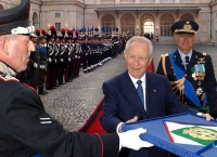 Il Presidente Emerito Carlo Azeglio Ciampi riceve dal Comandante del Reggimento Corazzieri Tommaso Meli lo Stendardo Presidenziale, in occasione della cerimonia di congedo.