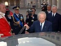 Il Presidente Emerito Carlo Azeglio Ciampi, accompagnato dal Consigliere Militare Gioavanni Mocci e dal Segretario Generale Gaetano Gifuni,  lascia il Palazzo del Quirinale, al termine della cerimonia di congedo.