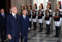Il Presidente Giorgio Napolitano, con il Presidente Carlo Azeglio Ciampi, passa in rassegna un reparto di Corazzieri.