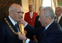 Il Presidente Giorgio Napolitano riceve dal Presidente Carlo Azeglio Ciampi le insegne di Cavaliere di Gran Croce decorato di Gran Cordone dell'OMRI.