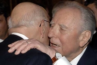 L'abbraccio tra il Presidente Emerito della Repubblica Carlo Azeglio Ciampi ed il Presidente della Repubblica Giorgio Napolitano, poco prima di lasciare il Quirinale.