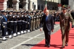 Il Presidente della Repubblica Giorgio Napolitano passa in rassegna il picchetto d'onore 