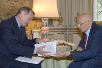  Il Presidente Giorgio Napolitano con il Prof. Nicolò Zanon, autore del libro "Il sistema costituzionale della Magistratura", in occasione della presentazione del volume