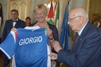 Il Presidente Giorgio Napolitano riceve da Roberta Pinotti, Ministro della Difesa, la maglietta in dotazione alla squadra paralimpica per i campionati "Invictus Games 2014"