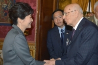 Il Presidente Giorgio Napolitano con il Presidente della Repubblica di Corea Signora Park Geun - hye al Quirinale