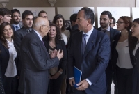 Il Presidente Giorgio Napolitano con Franco Frattini, Presidente della Società Italiana per l'Organizzazione Internazionale e i ragazzi della SIOI
