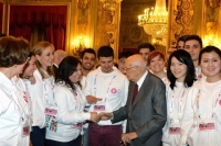 Il Presidente Giorgio Napolitano con una rappresentanza di giovani volontari dell'Expo di Milano 2015