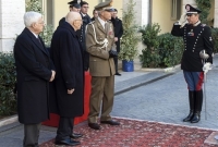 Il Presidente Giorgio Napolitano riceve il saluto del Comandante del Reggimento Corazzieri Gen. Paolo Carra in occasione della visita di congedo alla Caserma dei Carabinieri Alessandro Negri di Sanfront
