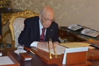 Il Presidente Giorgio Napolitano firma l'atto di dimissioni