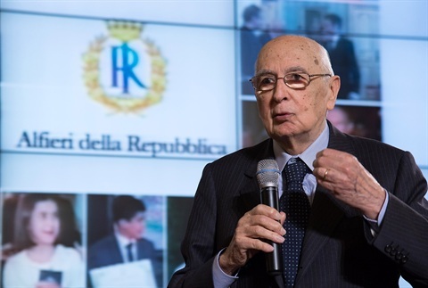 Il Presidente Giorgio Napolitano con alcuni nuovi Alfieri della Repubblica, insigniti dell' 'Attestato d�Onore'