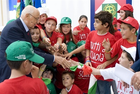Il Presidente Giorgio Napolitano saluta gli studenti al termine del suo intervento alla cerimonia di apertura dell'anno scolastico 2012-2013

