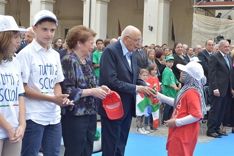 Il Presidente Giorgio Napolitano saluta gli studenti al termine del suo intervento alla cerimonia di apertura dell'anno scolastico 2012-2013

